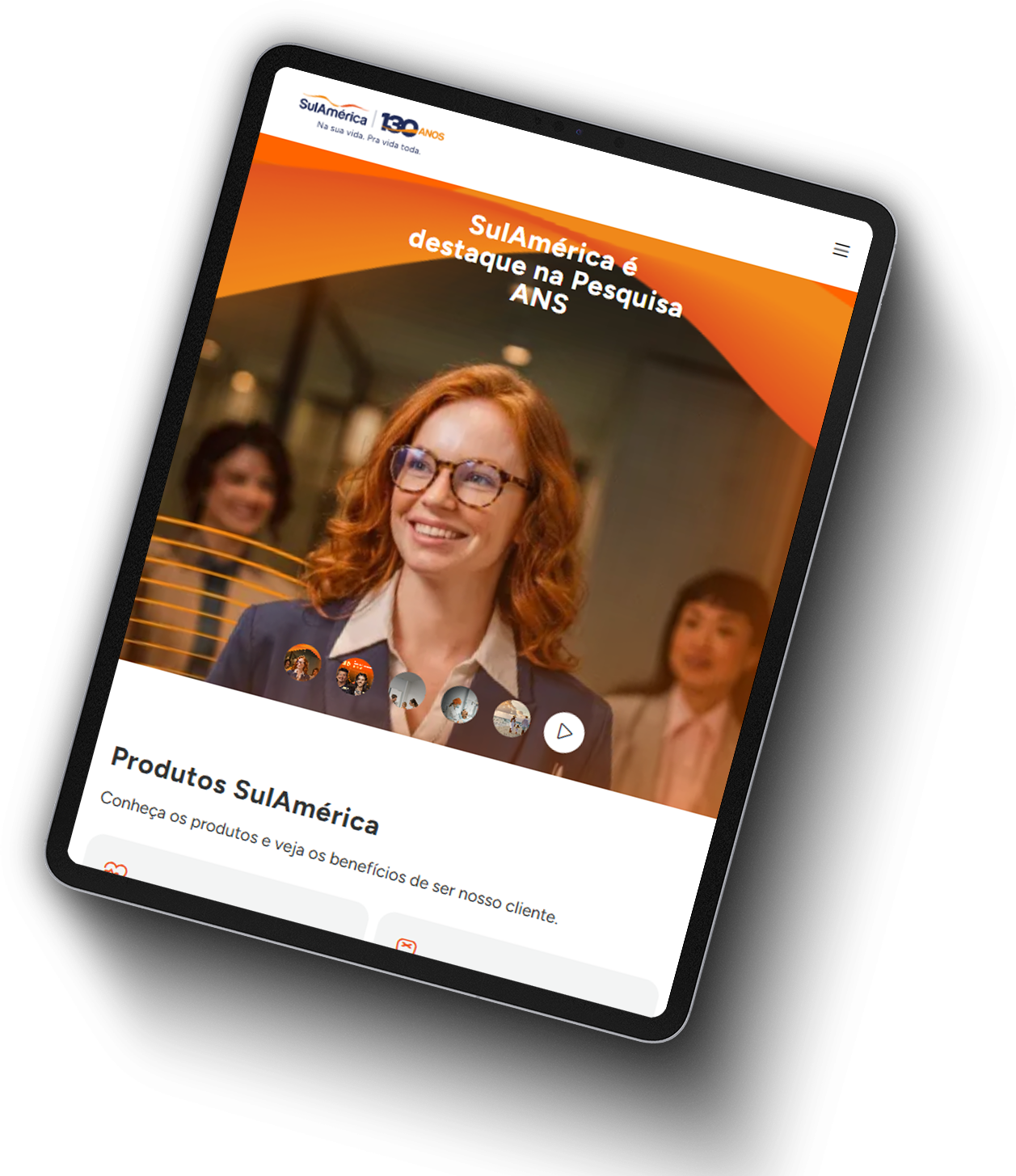 Ipad sobre uma mochila, apresentando o site do Unsplash