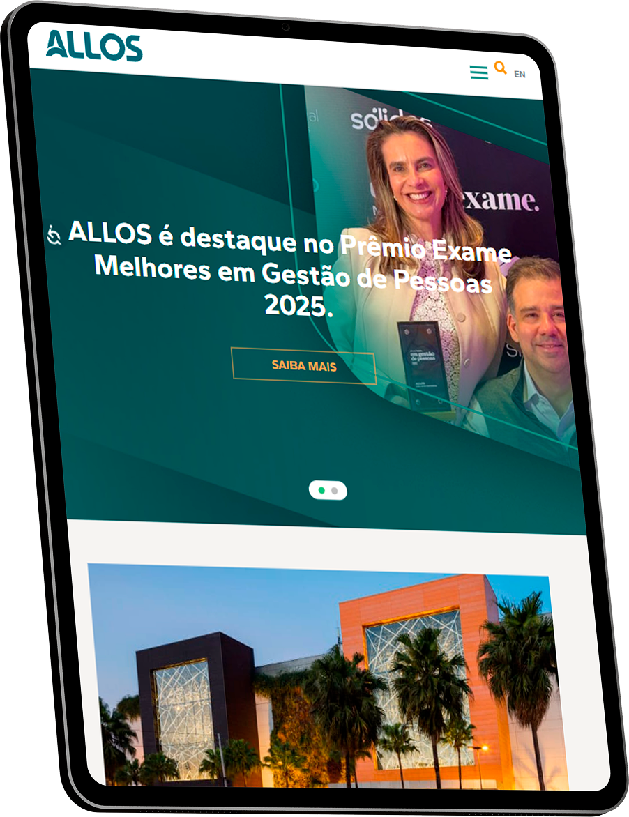 Ipad sobre uma mochila, apresentando o site do Unsplash
