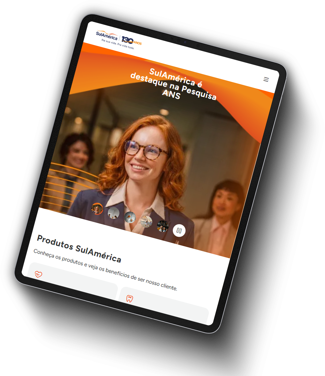 Ipad sobre uma mochila, apresentando o site do Unsplash